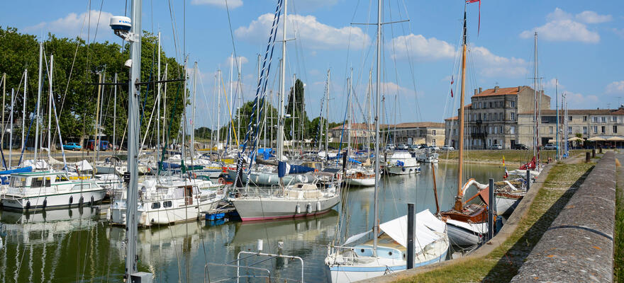 Vue sur le port de Rochefort, quai où se situe le cabinet Comptex, partenaire de Green IT Solutions