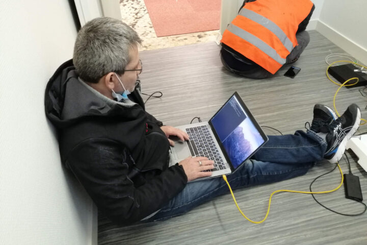 Directeur de Green IT Solutions en train de paramétrer le réseau internet d'une agence à Surgères depuis la box opérateur nouvellement installée et de vérifier le raccord fibre