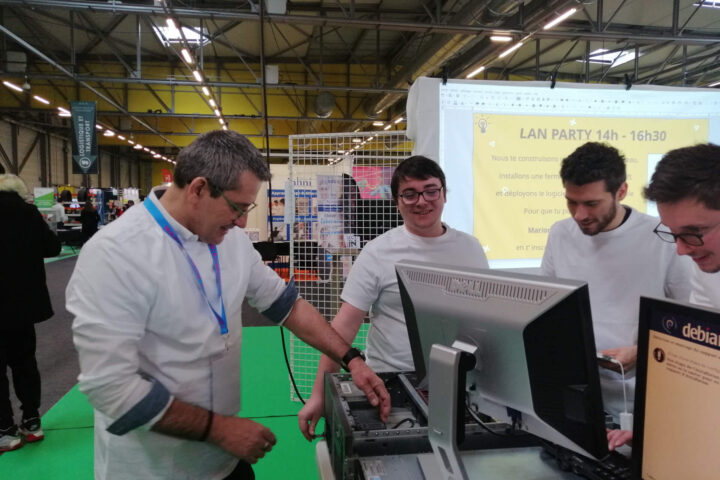 Formateur de chez Green IT Solutions entouré de ses étudiants performant sur des serveurs au salon de l'apprentissage de Poitiers, challenge mettre à disposition des visiteurs, le jeu minecraft.