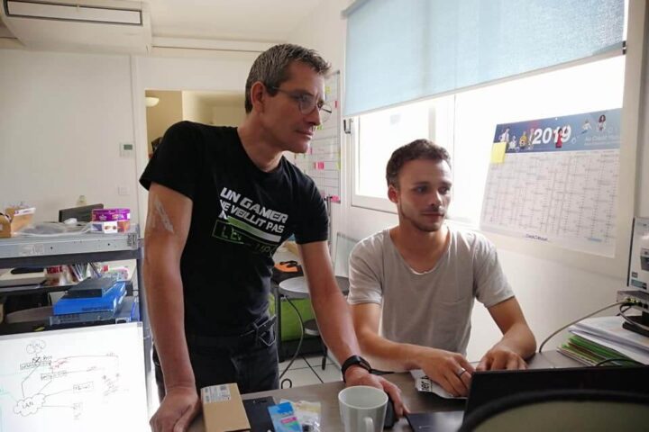 Bertrand FRUCHET et Mathieu FRUCHET projet en cours chez Green IT Solutions, travail dans l'atelier